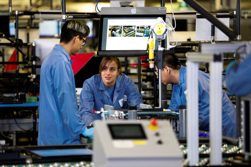 © Reuters. FILE PHOTO: Flextronics International Apple factory employees work on Apple Mac Pro computer assembly in Austin, TX