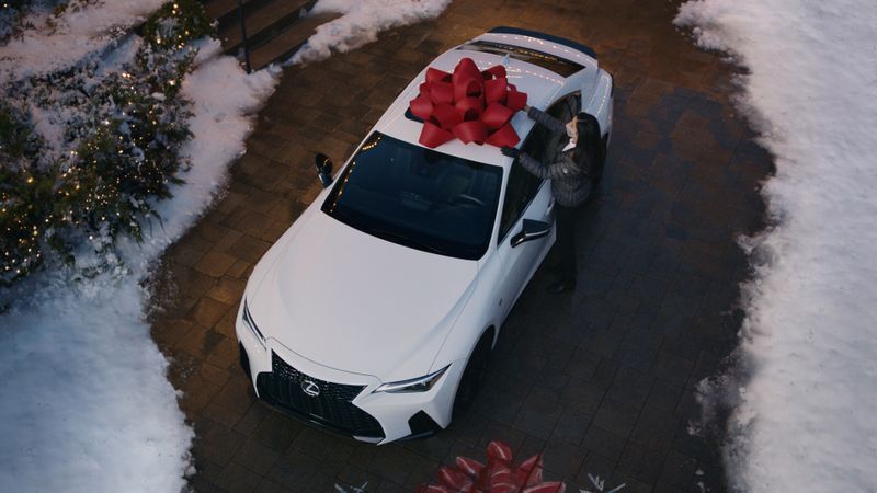&copy; Reuters. A woman stands next to a Lexus vehicle with a red bow