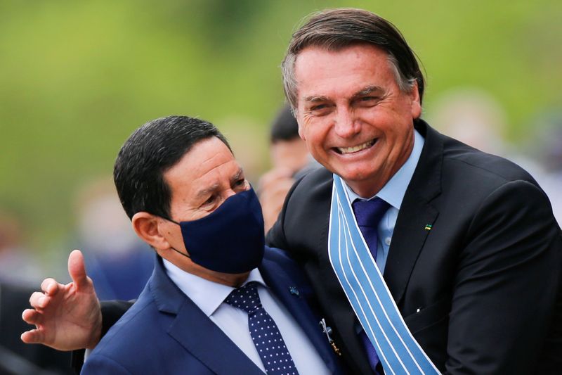 &copy; Reuters. Presidente Jair Bolsonaro ao lado do vice-presidente Hamilton Mourão em Brasília