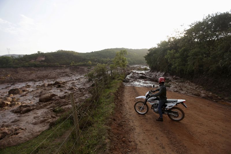 &copy; Reuters. FILE PHOTO: A man observes a road blocked with mud after a dam owned by Vale SA and BHP Billiton Ltd burst in Mariana