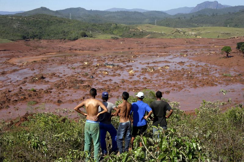 &copy; Reuters. FILE PHOTO: Residents observe the Bento Rodrigues district covered with mud after a dam owned by Vale SA and BHP Billiton Ltd burst in Mariana
