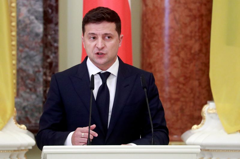 &copy; Reuters. FILE PHOTO: Ukrainian President Volodymyr Zelenskiy meets with his Polish counterpart Andrzej Duda in Kyiv