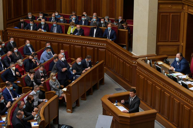 © Reuters. FILE PHOTO: Ukrainian President Volodymyr Zelenskiy attends a parliamentary session in Kyiv