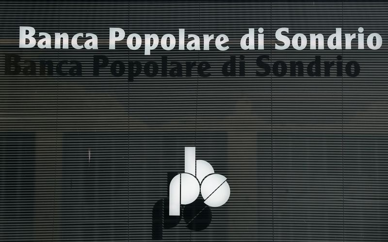 &copy; Reuters. Il logo della Banca Popolare di Sondrio all&apos;esterno della filiale di Monza