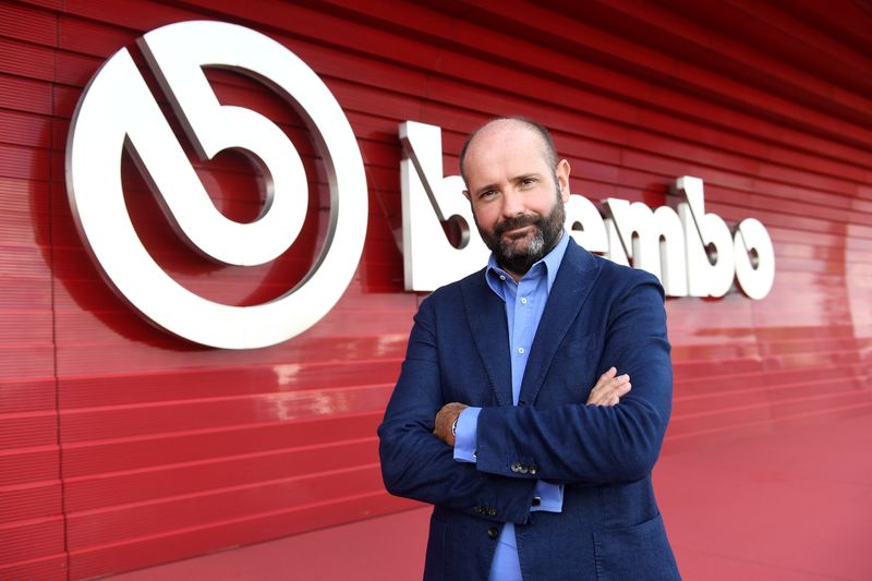 &copy; Reuters. Il vicepresidente esecutivo Matteo Tiraboschi davanti al logo Brembo presso la sede centrale dell&apos;azienda a Bergamo
