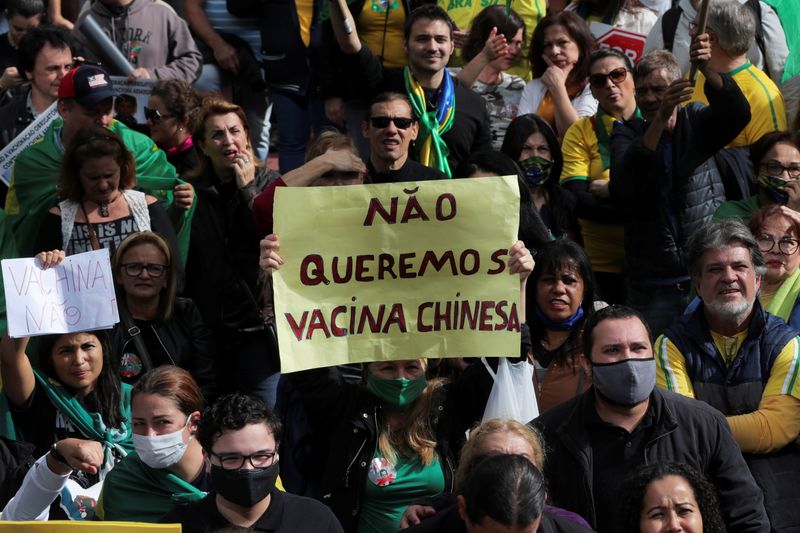 &copy; Reuters. FOTO DE ARCHIVO: Manifestación contra la vacuna de Sinovac en São Paulo