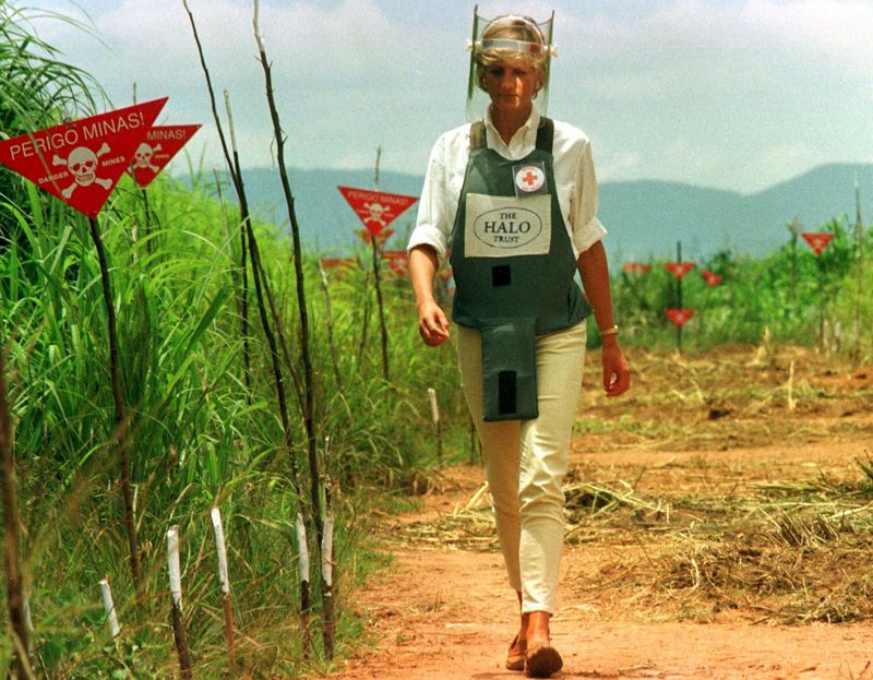 &copy; Reuters. FILE PHOTO: Diana, Princess of Wales walks in one of the safety corridors of the landmine field in Huambo, Angola