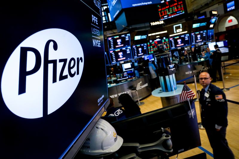 © Reuters. FILE PHOTO: FILE PHOTO: A logo for Pfizer is displayed on a monitor on the floor at the NYSE in New York