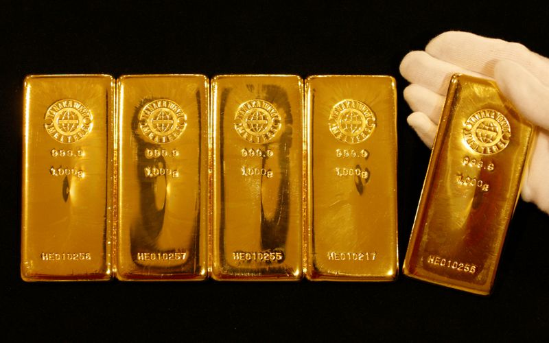 &copy; Reuters. FILE PHOTO: Gold bars are displayed during a photo opportunity at the Ginza Tanaka store in Tokyo