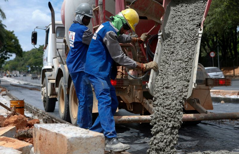 &copy; Reuters. Trabalhadores utilizam cimento em obra em Belo Horizonte (MG)