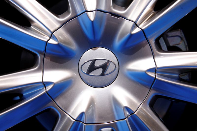 &copy; Reuters. FILE PHOTO: The wheel cover of a Hyundai Genesis is seen during the Chicago Auto Show