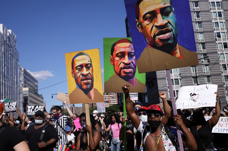 &copy; Reuters. FILE PHOTO: Demonstrators protest in the aftermath of the death in Minneapolis police custody of George Floyd