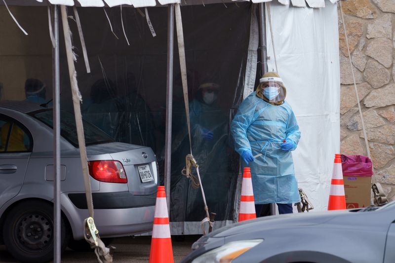 &copy; Reuters. FILE PHOTO: Nurses work at a coronavirus disease (COVID-19) test site at the University of Texas El Paso in El Paso