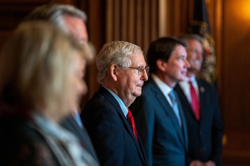 © Reuters. New Republican Senators pose with U.S. Sen. Majority Leader Mitch McConnell (R-KY)