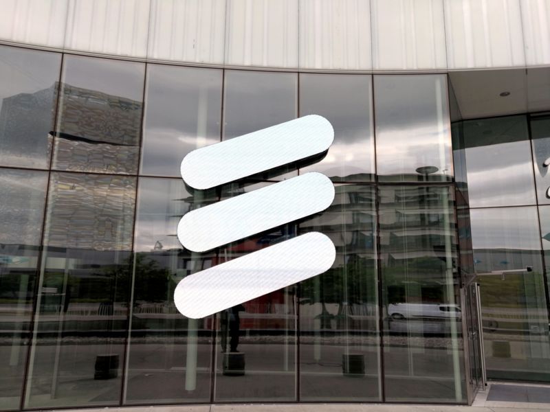 &copy; Reuters. FILE PHOTO: The Ericsson logo is seen at the Ericsson&apos;s headquarters in Stockholm