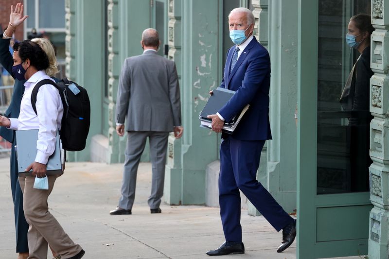 &copy; Reuters. U.S. President-elect Biden carries folders as he departs following meetings on the first day of his transition in Wilmington