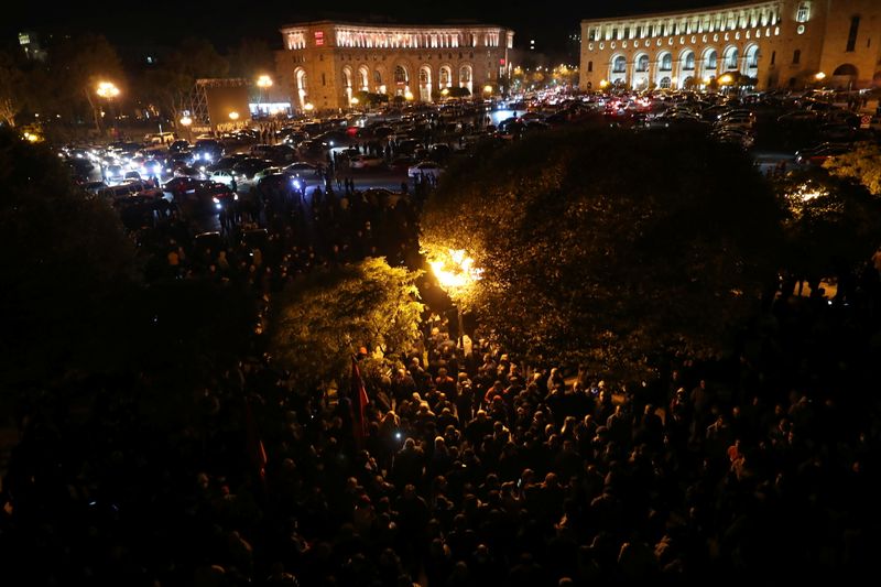 &copy; Reuters. A general view of the crowd and vehicles outside the government house in Yerevan