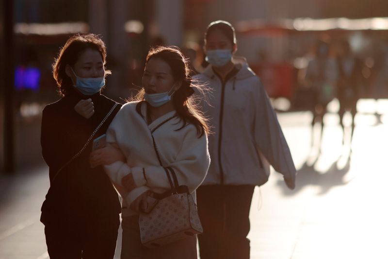 &copy; Reuters. FOTO DE ARCHIVO: Tres mujeres con mascarilla en Shanghái