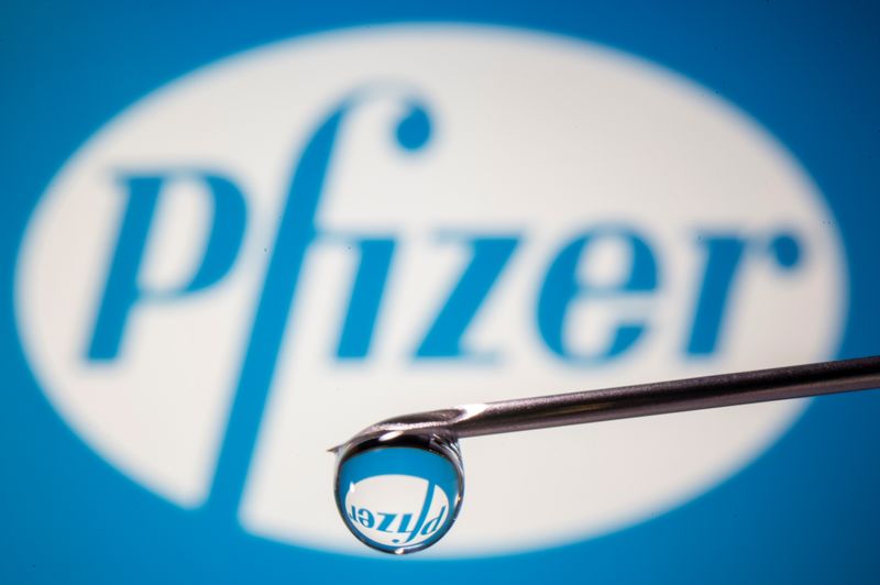&copy; Reuters. El logotipo de Pfizer reflejado en una gota en el extremo de la aguja de una jeringa médica