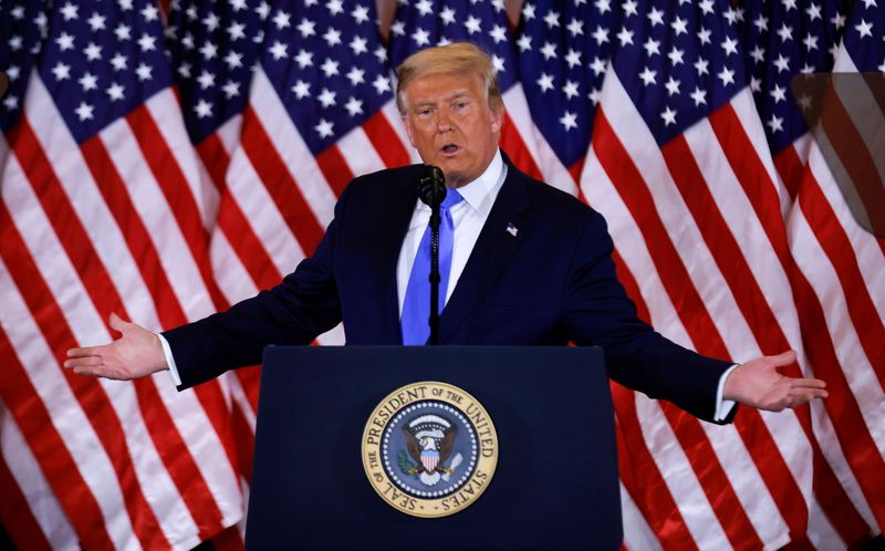 &copy; Reuters. Il presidente degli Stati Uniti Donald Trump commenta i primi risultati delle elezioni presidenziali nella East Room della Casa Bianca a Washington,