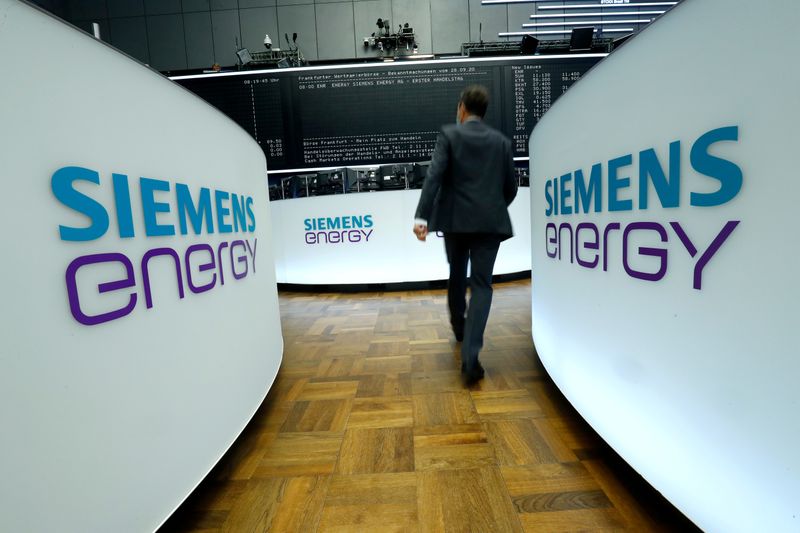 &copy; Reuters. FILE PHOTO: Siemens Energy AG starts trading after IPO