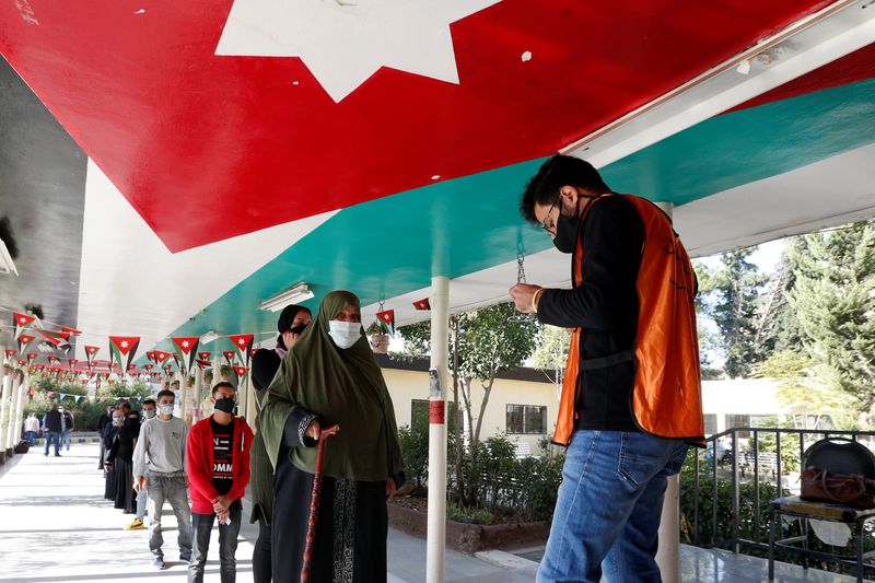 &copy; Reuters. الأردنيون يصوتون في انتخابات تظهر حدود الديمقراطية