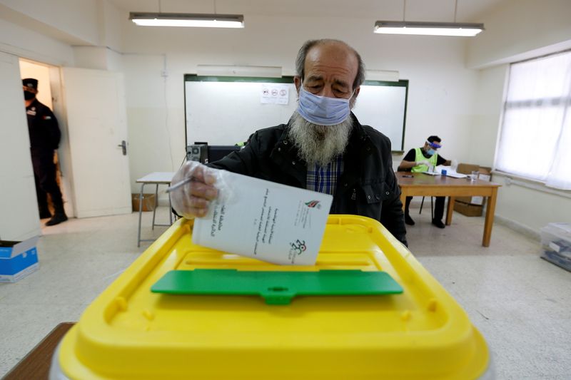 © Reuters. ضعف الإقبال في انتخابات الأردن يعكس حدود الديمقراطية بالمملكة
