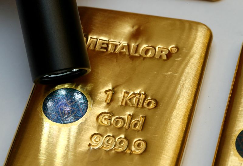 &copy; Reuters. FILE PHOTO: The Sicpa Oasis validator system is pictured over one kilogram bar of gold at Swiss refiner Metalor in Marin