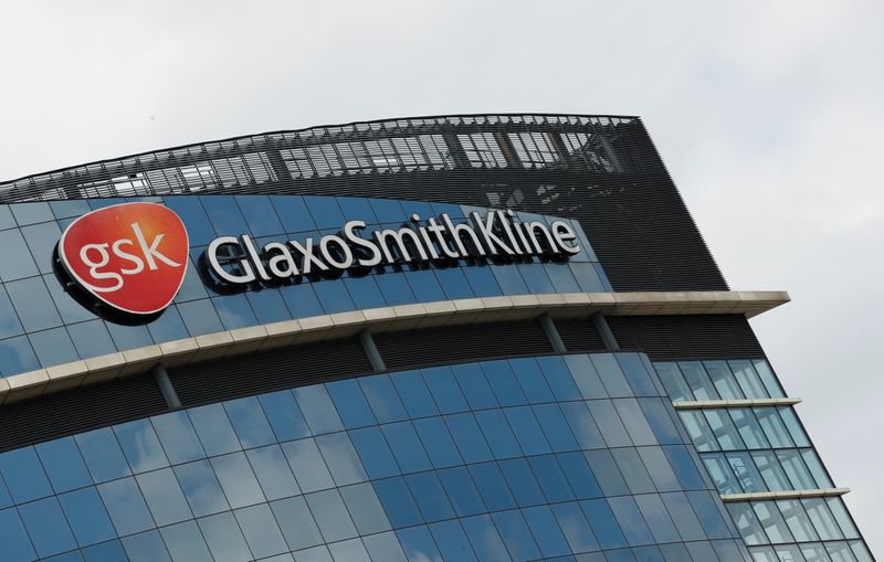 &copy; Reuters. FOTO DE ARCHIVO: El logo de GlaxoSmithKline (GSK) en las oficinas de la empresa en Londres