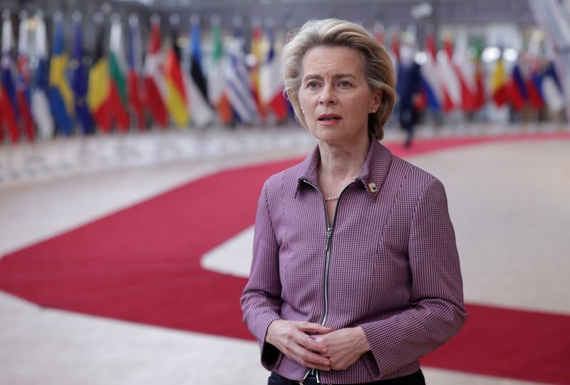 &copy; Reuters. La presidenta de la Comisión Europea, Ursula von der Leyen, es vista antes de una cumbre de la Unión Europea (UE) en el edificio del Consejo Europeo en Bruselas, Bélgica