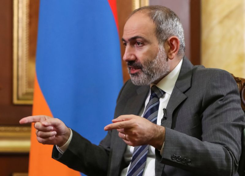 © Reuters. رئيس وزراء أرمينيا يقول إنه وقع اتفاق الهدنة بإصرار من الجيش