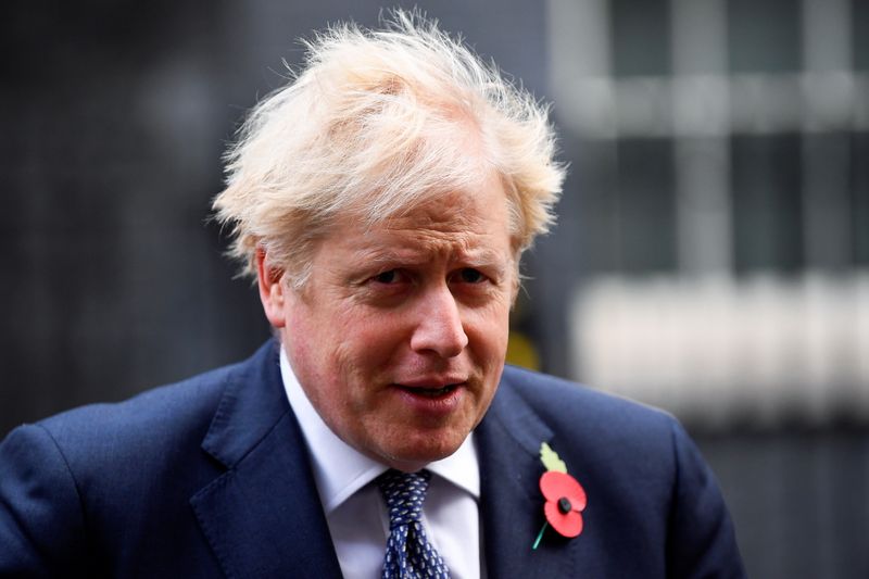 &copy; Reuters. Il primo ministro britannico Boris Johnson fuori da Downing Street a Londra, nel Regno Unito