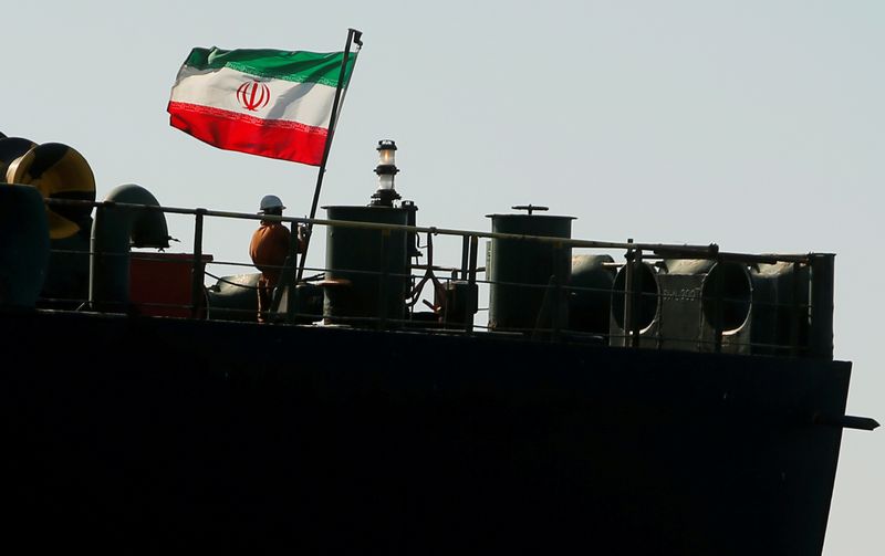 &copy; Reuters. FOTO DE ARCHIVO. Un tripulante iza la bandera iraní del petrolero iraní Adrian Darya 1, anteriormente llamado Grace 1, en el Estrecho de Gibraltar, Andalucía, España