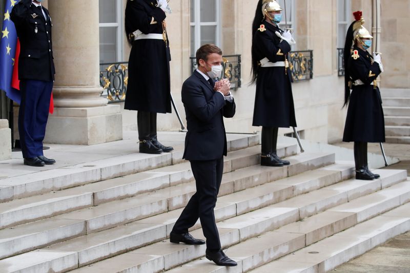 © Reuters. French President Macron welcomes Austrian chancellor Kurz at the Elysee Palace in Paris