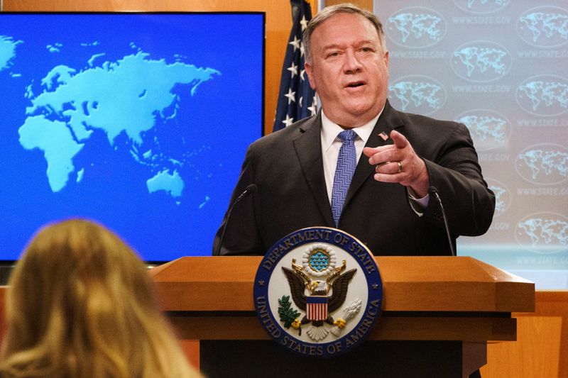 © Reuters. U.S. Secretary of State Mike Pompeo gives a briefing to the media