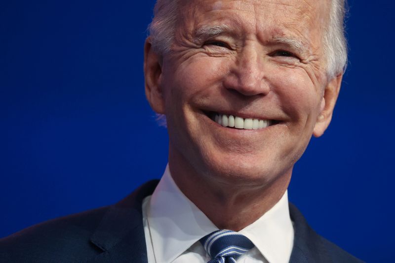 &copy; Reuters. El presidente electo de Estados Unidos, Joe Biden, sonríe cuando le preguntan si ya ha hablado con el presidente Donald Trump mientras conversa con reporteros durante una breve conferencia de prensa en Wilmington, Delaware.