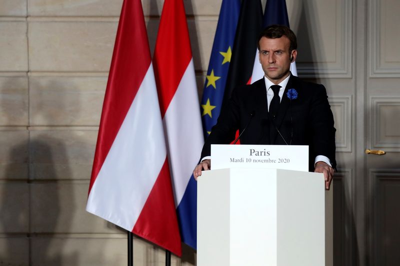 © Reuters. French President Emmanuel Macron and Austrian Chancellor Sebastian Kurz attend a videoconference at the Elysee Palace