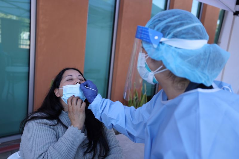 © Reuters. Rosio Osuna, 47, is tested for the coronavirus disease (COVID-19), in East Los Angeles