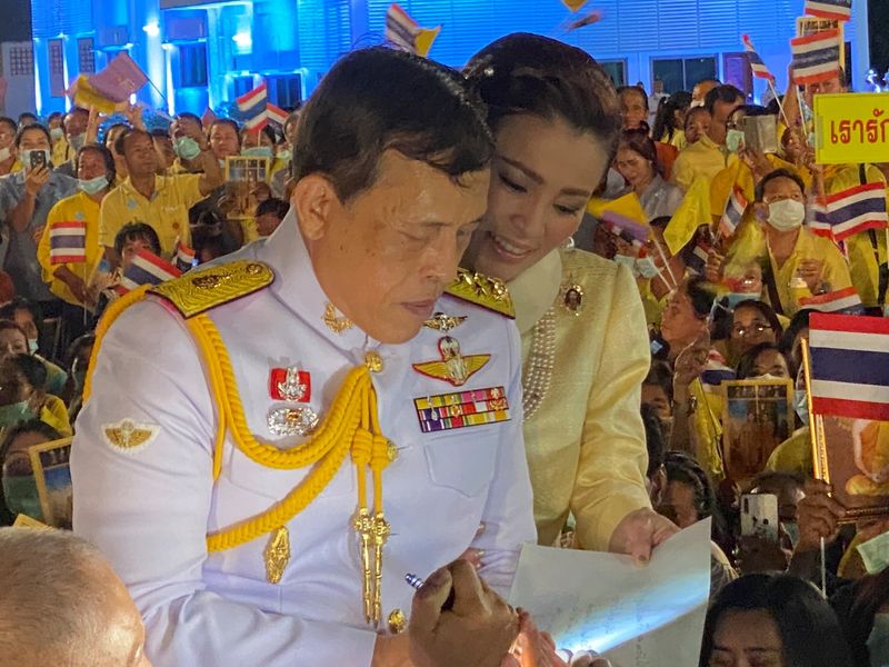 &copy; Reuters. タイ国王「この国を愛そう」、デモ巡りメッセージ
