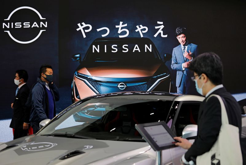 &copy; Reuters. Visitors are seen at Nissan Motor Corp.&apos;s showroom in Tokyo