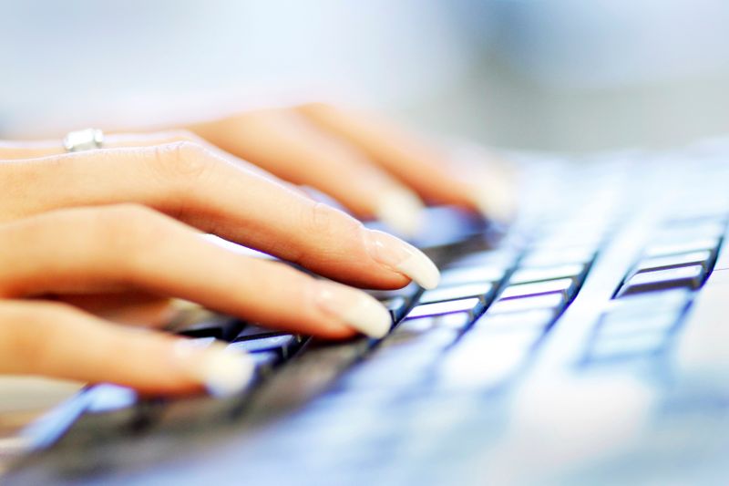 &copy; Reuters. FILE PHOTO: A woman uses a computer keyboard in this photo illustration