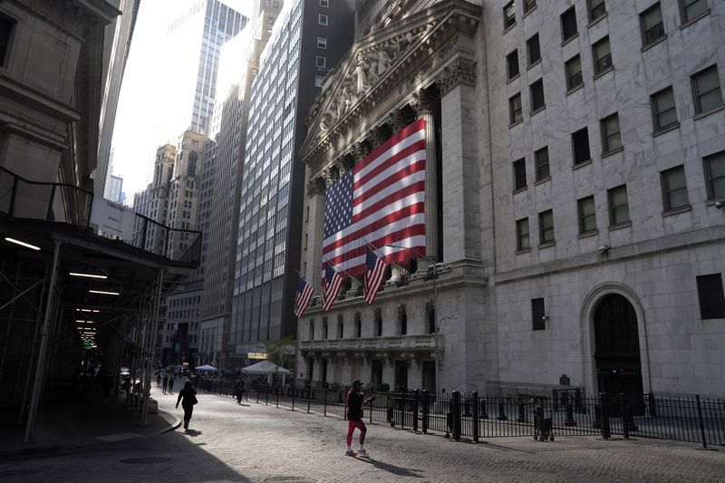 &copy; Reuters. Panoramica di Wall Street davanti all&apos;ingresso della Borsa di New York