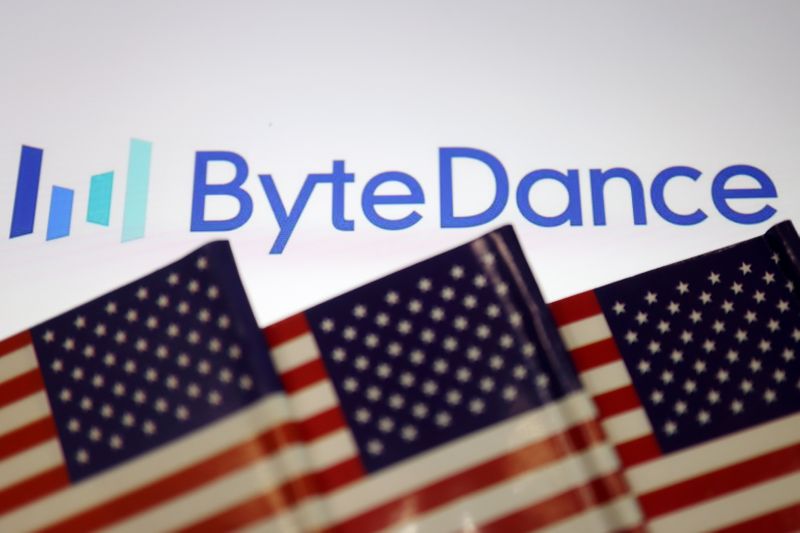 © Reuters. Illustration picture of Bytedance logo with U.S. flags