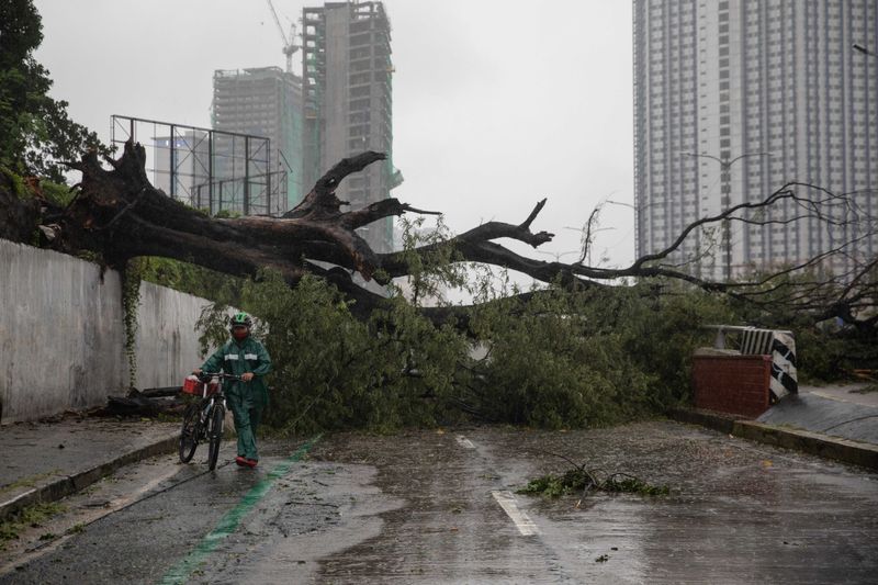 &copy; Reuters. Typhoon Vamco batters Manila