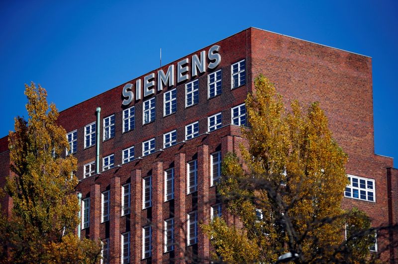 &copy; Reuters. FILE PHOTO: The Siemens logo is seen on a building in Siemensstadt in Berlin