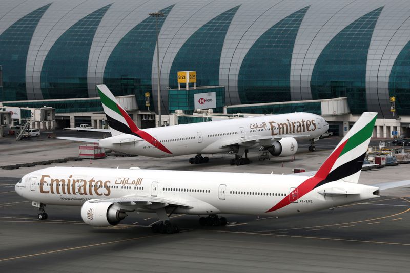 © Reuters. Emirates Airline Boeing 777 planes at are seen Dubai International Airport in Dubai