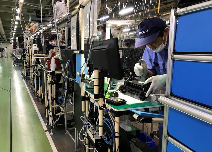 © Reuters. Foto de archivo de un empleado de Ricoh en la planta de la empresa en Atsugi, en la prefectura de Kanagawa, en Japón