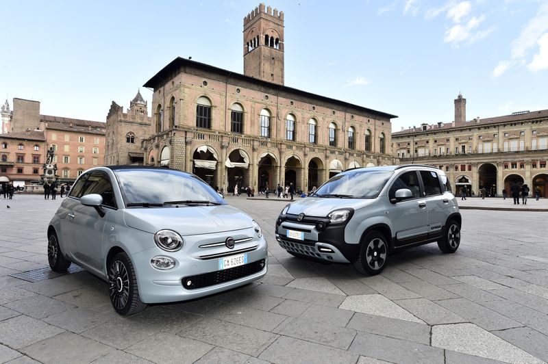 &copy; Reuters. Nuove Fiat Panda e Fiat 500 mild-hybrid in piazza Maggiore a Bologna