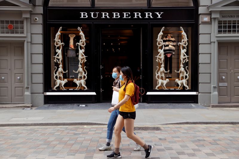 © Reuters. BURBERRY: REPRISE DES VENTES EN OCTOBRE MALGRÉ LES FERMETURES DE MAGASINS