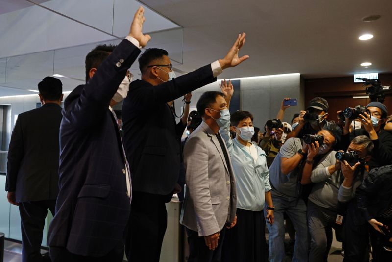 &copy; Reuters. Pro-democracy legislators Helena Wong, Wu Chi-wai, Andrew Wan and Lam Cheuk-ting wave to media after handing in their resignation letters in Hong Kong